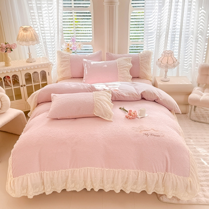 91家纺网 家纺一手货源 找家纺 漫布云2025秋冬直播爆款11斤230g全消光牛奶绒夹棉床盖款四件套纯色蕾丝花边刺绣床盖三件套夹棉单床盖-安娜花园系列 安娜花园—香雪粉