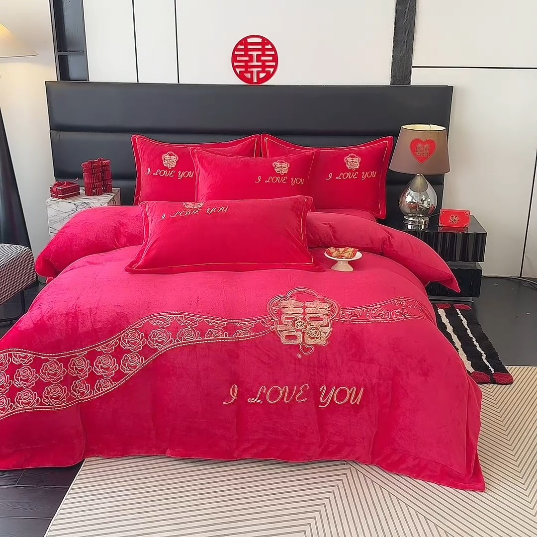 91家纺网 家纺一手货源 找家纺 （总）2025秋冬新款高克重9斤全消光牛奶绒大红结婚婚庆四件套大红色龙凤刺绣婴儿绒绒四件套（含精美手提袋）