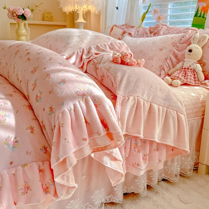 91家纺网 家纺一手货源 找家纺 苏米娜2025新款高克重11斤重直播热款双层蕾丝花边全消光牛奶绒印花床盖四件套单床盖床盖三件套 美拉德 