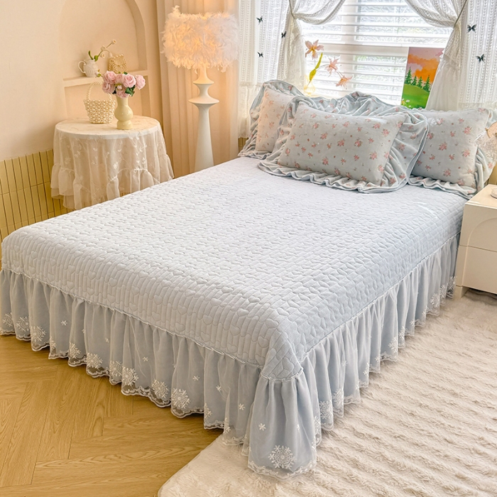 91家纺网 家纺一手货源 找家纺 苏米娜2025新款高克重11斤重直播热款双层蕾丝花边全消光牛奶绒印花床盖四件套单床盖床盖三件套 蓝夕 