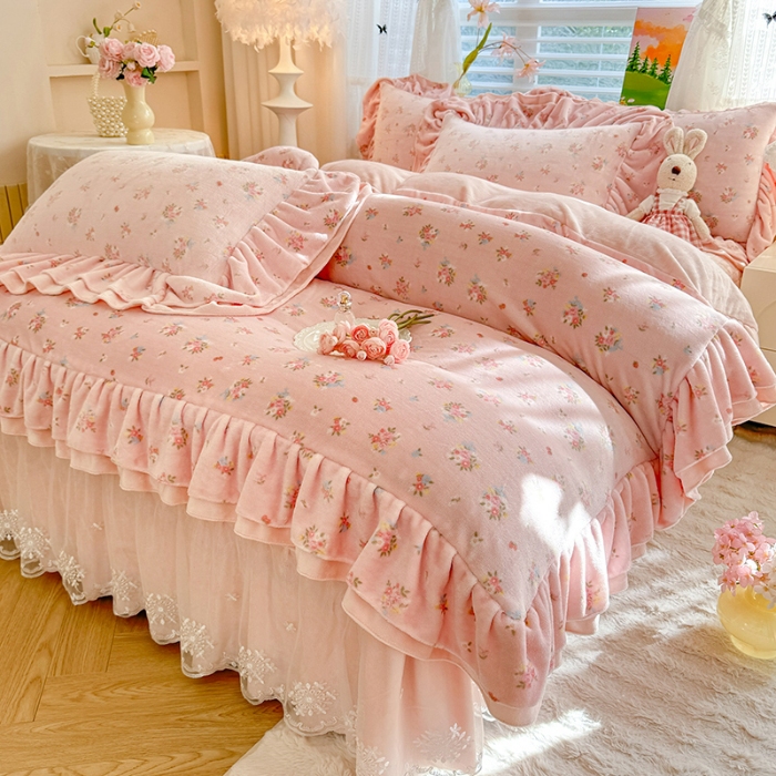 91家纺网 家纺一手货源 找家纺 苏米娜2025新款高克重11斤重直播热款双层蕾丝花边全消光牛奶绒印花床盖四件套单床盖床盖三件套 曼塔玫瑰 