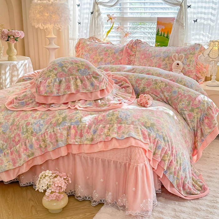 91家纺网 家纺一手货源 找家纺 苏米娜2025新款高克重11斤重直播热款双层蕾丝花边全消光牛奶绒印花床盖四件套单床盖床盖三件套 玫瑰恋语 