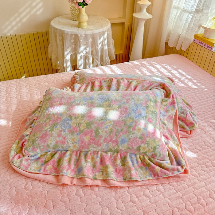 91家纺网 家纺一手货源 找家纺 苏米娜2025新款高克重11斤重直播热款双层蕾丝花边全消光牛奶绒印花床盖四件套单床盖床盖三件套 玫瑰恋语 