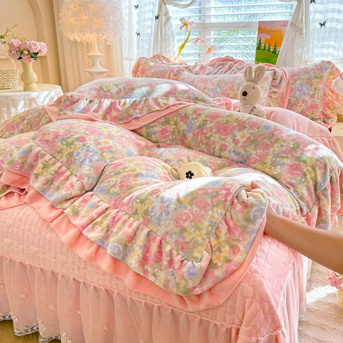 91家纺网 家纺一手货源 找家纺 苏米娜2025新款高克重11斤重直播热款双层蕾丝花边全消光牛奶绒印花床盖四件套单床盖床盖三件套 玫瑰恋语 