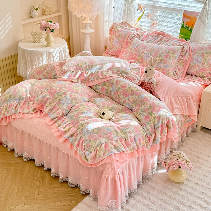 91家纺网 家纺一手货源 找家纺 苏米娜2025新款高克重11斤重直播热款双层蕾丝花边全消光牛奶绒印花床盖四件套单床盖床盖三件套 玫瑰恋语 