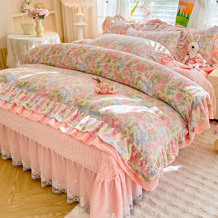 91家纺网 家纺一手货源 找家纺 苏米娜2025新款高克重11斤重直播热款双层蕾丝花边全消光牛奶绒印花床盖四件套单床盖床盖三件套 玫瑰恋语 