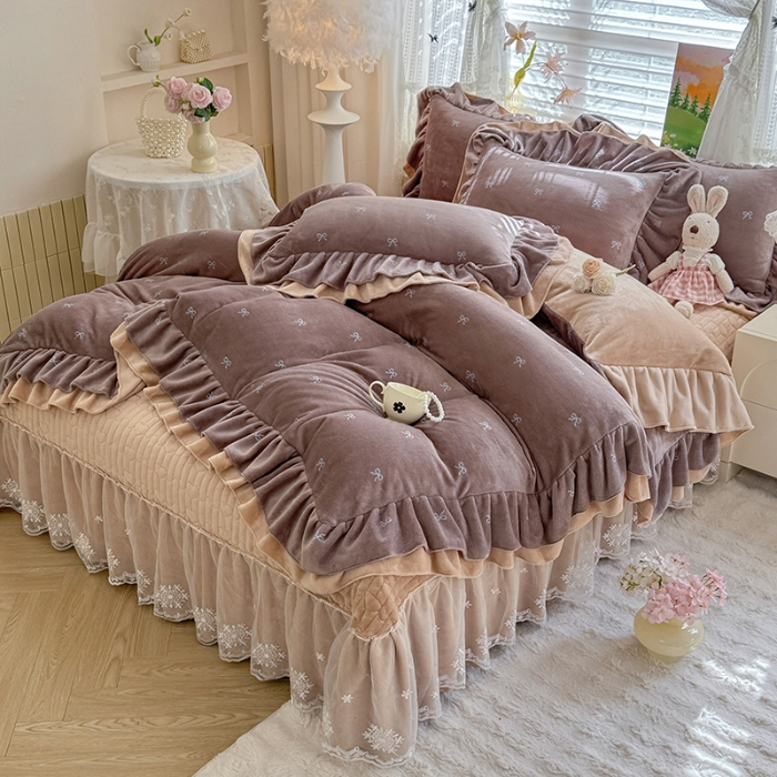 91家纺网 家纺一手货源 找家纺 苏米娜2025新款高克重11斤重直播热款双层蕾丝花边全消光牛奶绒印花床盖四件套单床盖床盖三件套 美拉德 