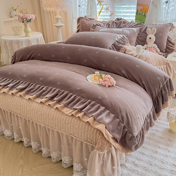 91家纺网 家纺一手货源 找家纺 苏米娜2025新款高克重11斤重直播热款双层蕾丝花边全消光牛奶绒印花床盖四件套单床盖床盖三件套 美拉德 