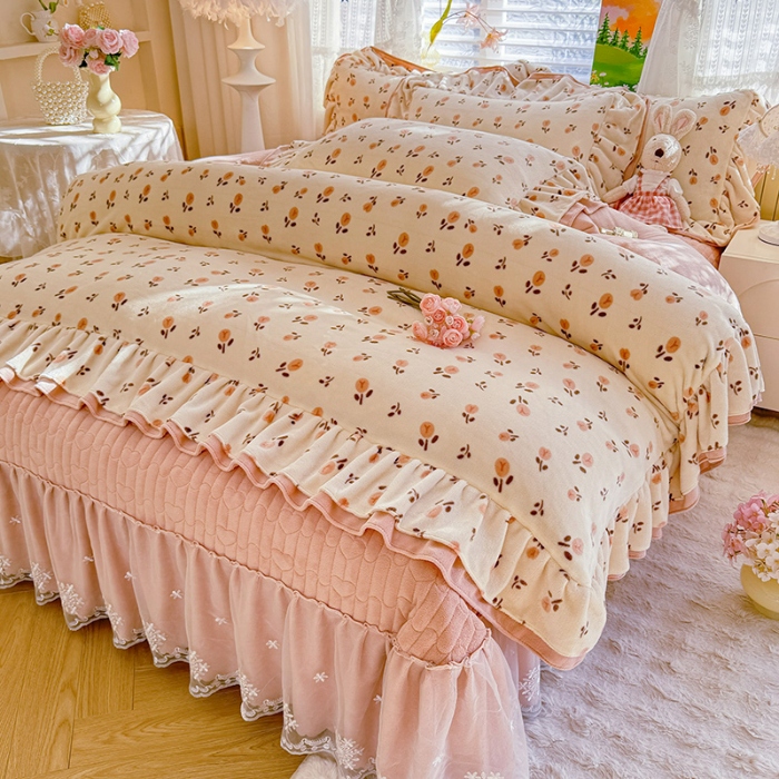 91家纺网 家纺一手货源 找家纺 苏米娜2025新款高克重11斤重直播热款双层蕾丝花边全消光牛奶绒印花床盖四件套单床盖床盖三件套 郁见美好 