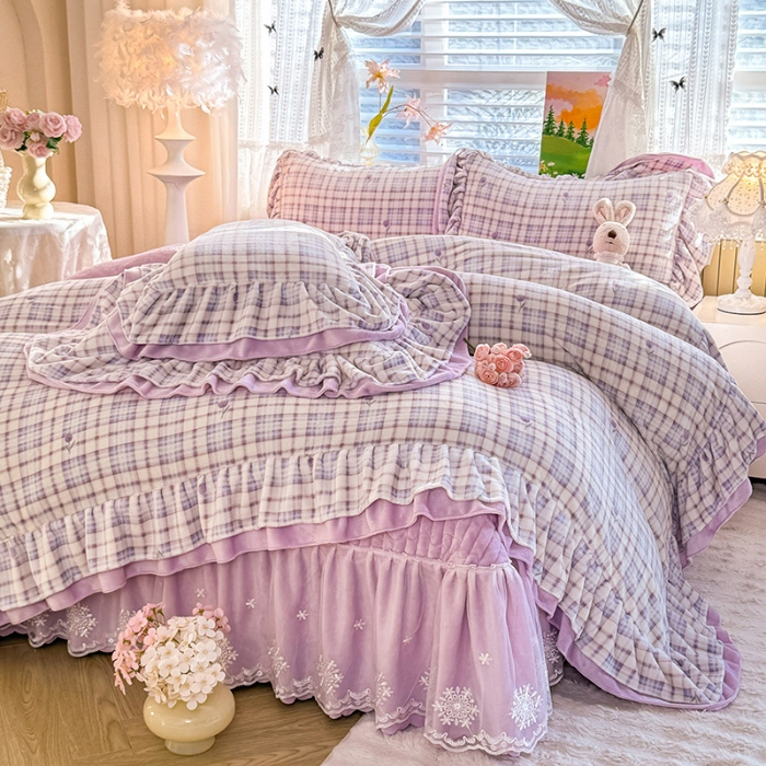 91家纺网 家纺一手货源 找家纺 苏米娜2025新款高克重11斤重直播热款双层蕾丝花边全消光牛奶绒印花床盖四件套单床盖床盖三件套 紫嫣