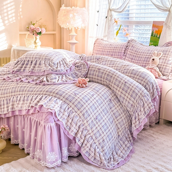 91家纺网 家纺一手货源 找家纺 苏米娜2025新款高克重11斤重直播热款双层蕾丝花边全消光牛奶绒印花床盖四件套单床盖床盖三件套 紫嫣