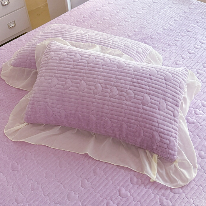 91家纺网 家纺一手货源 找家纺 苏米娜2025秋冬新款11斤230g全消光牛奶绒夹棉床盖款四件套纯色蕾丝花边刺绣床裙款床盖--米兰系列  米兰-梦幻紫