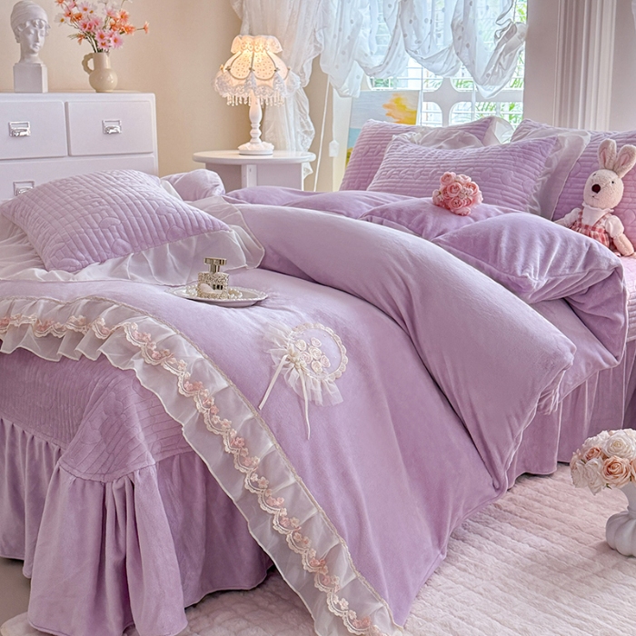 91家纺网 家纺一手货源 找家纺 苏米娜2025秋冬新款11斤230g全消光牛奶绒夹棉床盖款四件套纯色蕾丝花边刺绣床裙款床盖--米兰系列  米兰-梦幻紫