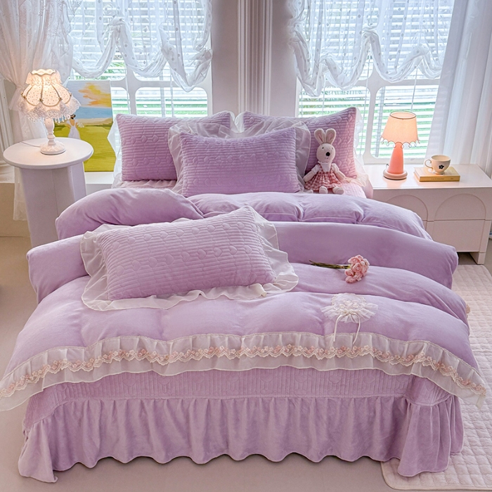 91家纺网 家纺一手货源 找家纺 苏米娜2025秋冬新款11斤230g全消光牛奶绒夹棉床盖款四件套纯色蕾丝花边刺绣床裙款床盖--米兰系列  米兰-梦幻紫