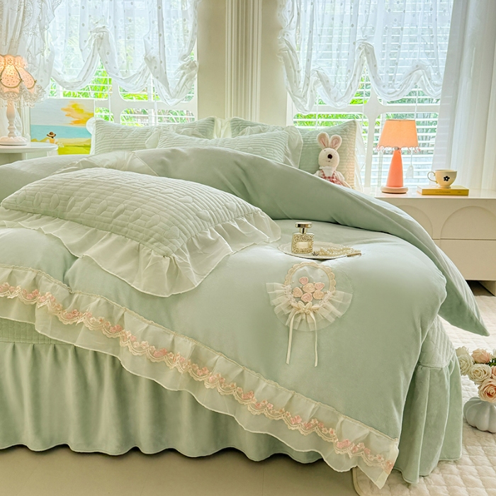 91家纺网 家纺一手货源 找家纺 苏米娜2025秋冬新款11斤230g全消光牛奶绒夹棉床盖款四件套纯色蕾丝花边刺绣床裙款床盖--米兰系列 米兰-嫩芽绿 