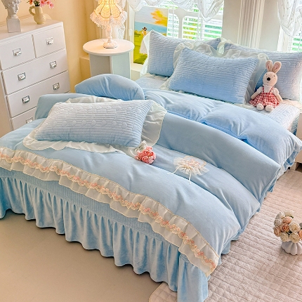 苏米娜2025秋冬新款11斤230g全消光牛奶绒夹棉床盖款四件套纯色蕾丝花边刺绣床裙款床盖--米兰系列 米兰-婴儿蓝 