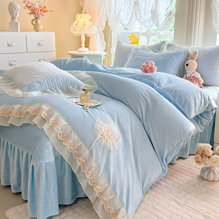 91家纺网 家纺一手货源 找家纺 苏米娜2025秋冬新款11斤230g全消光牛奶绒夹棉床盖款四件套纯色蕾丝花边刺绣床裙款床盖--米兰系列 米兰-婴儿蓝 