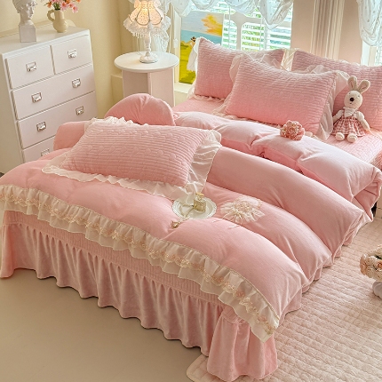 苏米娜2025秋冬新款11斤230g全消光牛奶绒夹棉床盖款四件套纯色蕾丝花边刺绣床裙款床盖--米兰系列 米兰-樱花粉