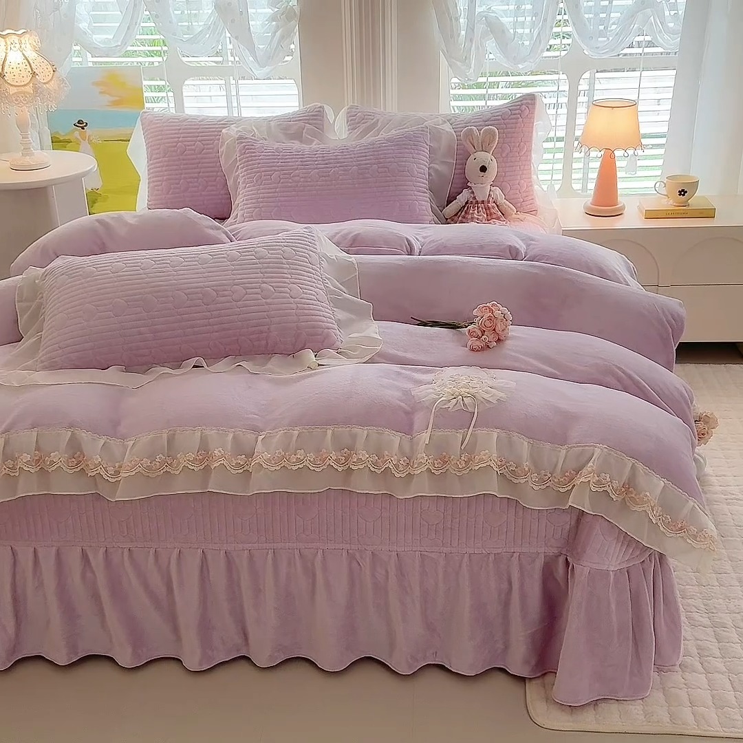 91家纺网 家纺一手货源 找家纺 苏米娜2025秋冬新款11斤230g全消光牛奶绒夹棉床盖款四件套纯色蕾丝花边刺绣床裙款床盖--米兰系列  米兰-梦幻紫