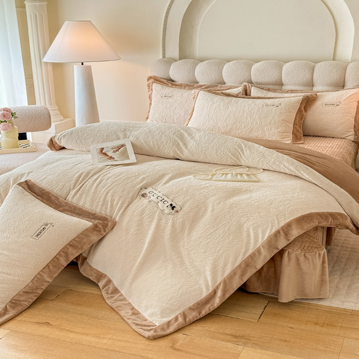 91家纺网 家纺一手货源 找家纺 漫布云2025年新款全消光加厚牛奶绒轻奢简约床盖款四件套-雅致系列 雅致-奶咖 