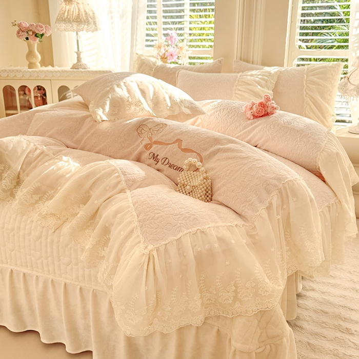 91家纺网 家纺一手货源 找家纺 （总）苏米娜2025秋冬新款11斤230g全消光牛奶绒夹棉床盖款四件套纯色蕾丝花边刺绣床裙款床盖--安娜花园系列