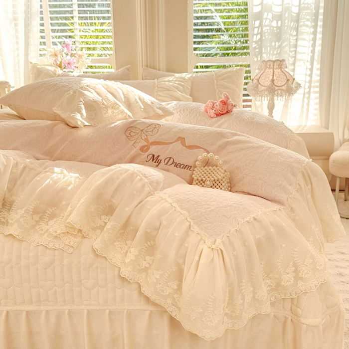 91家纺网 家纺一手货源 找家纺 苏米娜2025秋冬新款11斤230g全消光牛奶绒夹棉床盖款四件套纯色蕾丝花边刺绣床裙款床盖--安娜花园系列 安娜花园—奶昔白 