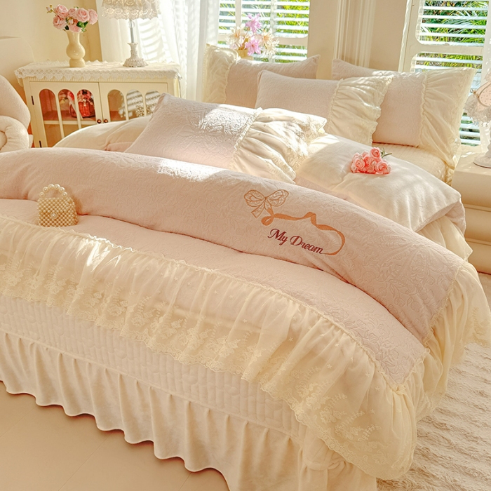 91家纺网 家纺一手货源 找家纺 苏米娜2025秋冬新款11斤230g全消光牛奶绒夹棉床盖款四件套纯色蕾丝花边刺绣床裙款床盖--安娜花园系列 安娜花园—奶昔白 