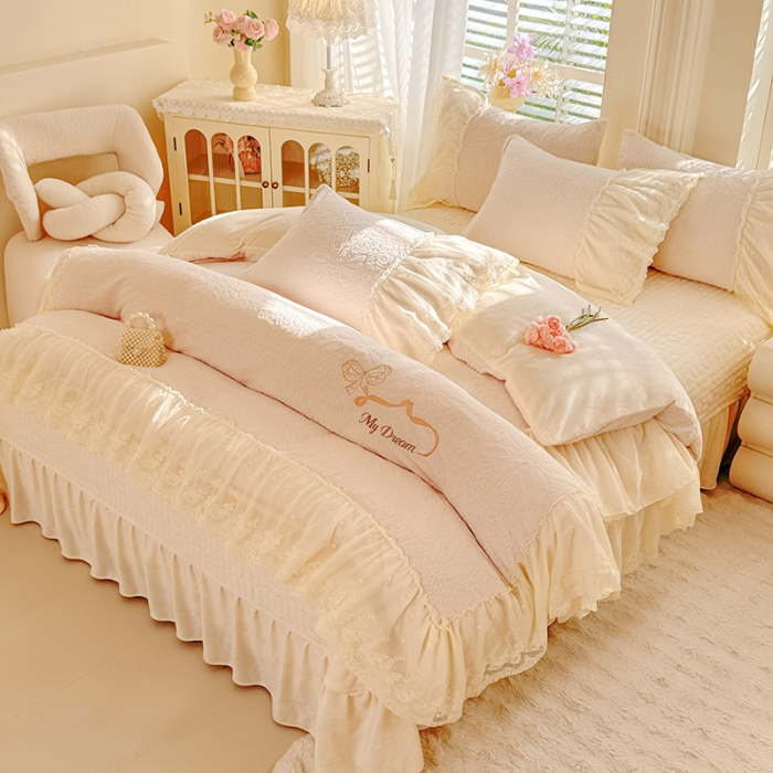 91家纺网 家纺一手货源 找家纺 苏米娜2025秋冬新款11斤230g全消光牛奶绒夹棉床盖款四件套纯色蕾丝花边刺绣床裙款床盖--安娜花园系列 安娜花园—奶昔白 