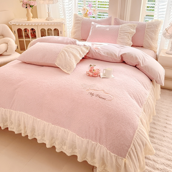 91家纺网 家纺一手货源 找家纺 苏米娜2025秋冬新款11斤230g全消光牛奶绒夹棉床盖款四件套纯色蕾丝花边刺绣床裙款床盖--安娜花园系列 安娜花园—香雪粉 