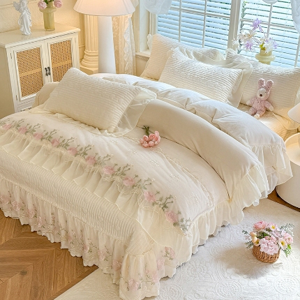 91家纺网 家纺一手货源 找家纺 （总）2025秋冬新款11斤重法式公主风全消光牛奶绒床盖四件套纯色蕾丝花边刺绣蕾丝床裙款床盖款--花韵系列