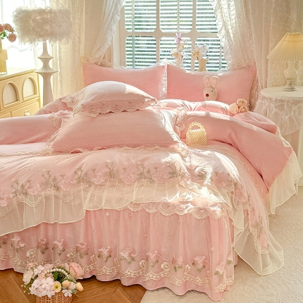 苏米娜2025秋冬新款230g双层绣花花边全消光牛奶绒床裙款四件套纯色蕾丝花边刺绣床裙款三件套 依恋-樱花粉