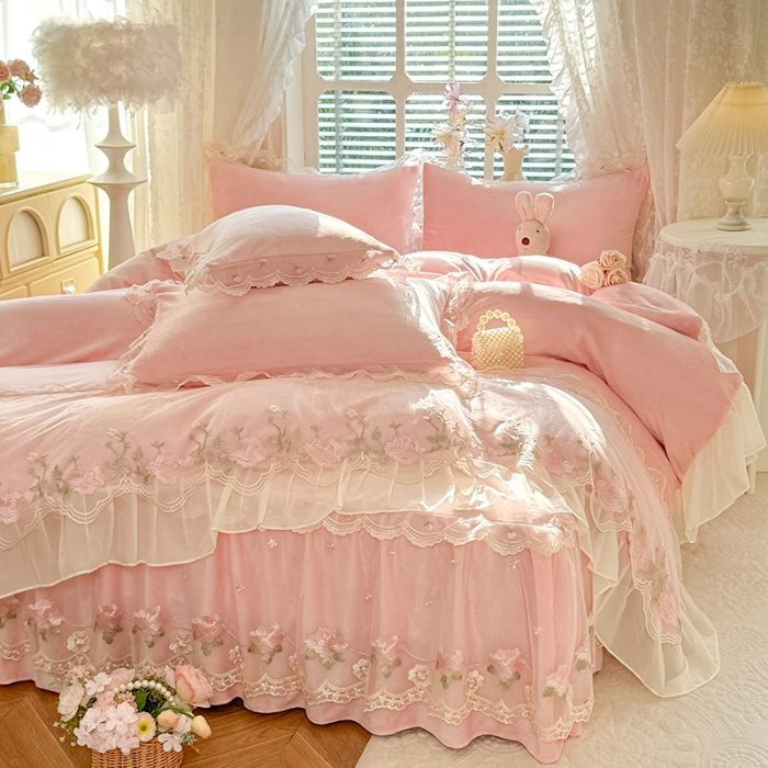91家纺网 家纺一手货源 找家纺 苏米娜2025秋冬新款230g双层绣花花边全消光牛奶绒床裙款四件套纯色蕾丝花边刺绣床裙款三件套 依恋-樱花粉