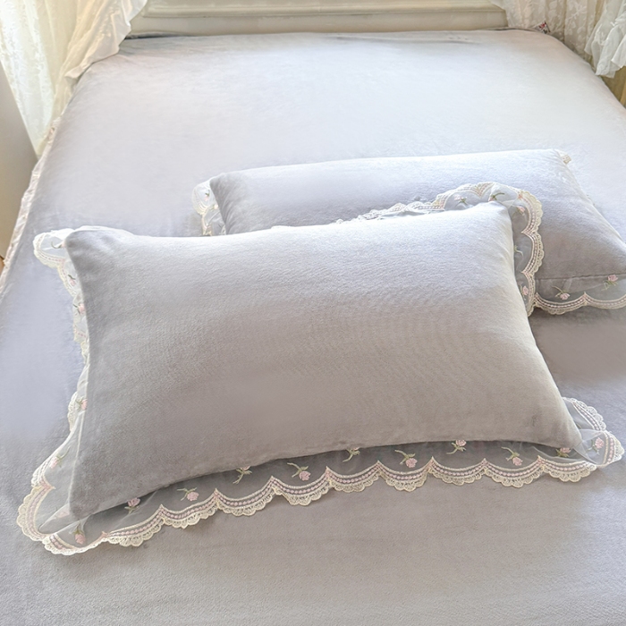 91家纺网 家纺一手货源 找家纺 苏米娜2025秋冬新款230g双层绣花花边全消光牛奶绒床裙款四件套纯色蕾丝花边刺绣床裙款三件套  依恋-高级灰 