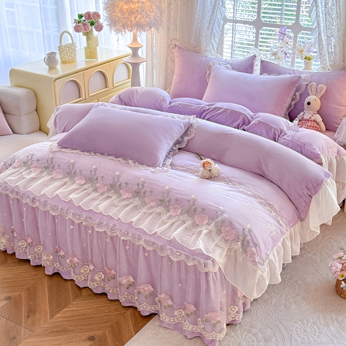 91家纺网 家纺一手货源 找家纺 苏米娜2025秋冬新款230g双层绣花花边全消光牛奶绒床裙款四件套纯色蕾丝花边刺绣床裙款三件套 依恋-香芋紫