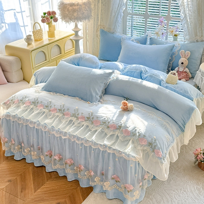 91家纺网 家纺一手货源 找家纺 苏米娜2025秋冬新款230g双层绣花花边全消光牛奶绒床裙款四件套纯色蕾丝花边刺绣床裙款三件套 依恋-婴儿蓝