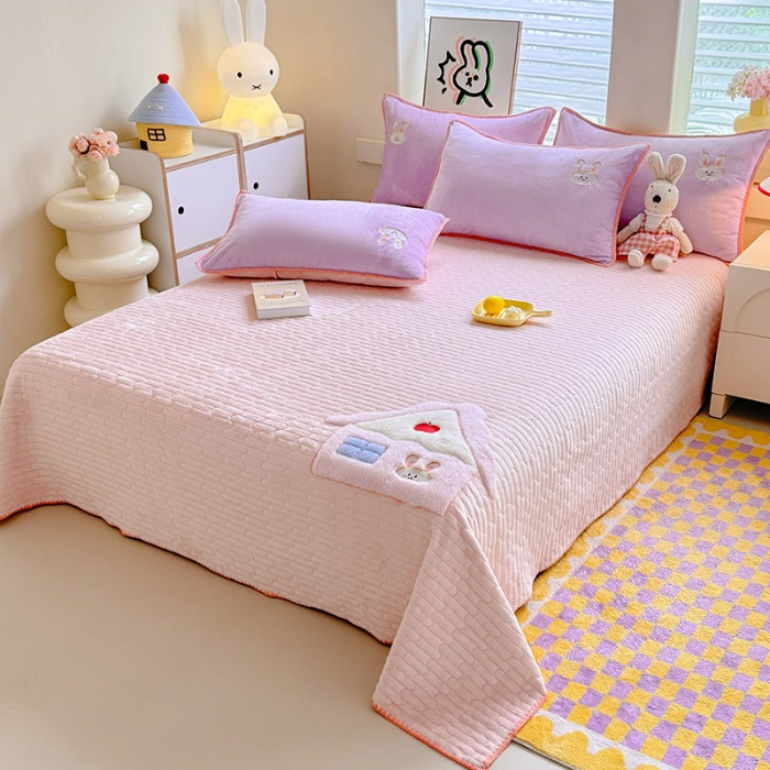 91家纺网 家纺一手货源 找家纺 苏米娜家纺2025新款230g全消光大版卡通牛奶绒兔毛贴布绣花四件套可爱卡通男孩女孩法莱绒被套三件套   童趣