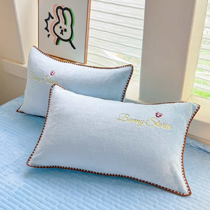 91家纺网 家纺一手货源 找家纺 苏米娜家纺2025新款230g全消光大版卡通牛奶绒兔毛贴布绣花四件套可爱卡通男孩女孩法莱绒被套三件套    笑脸熊