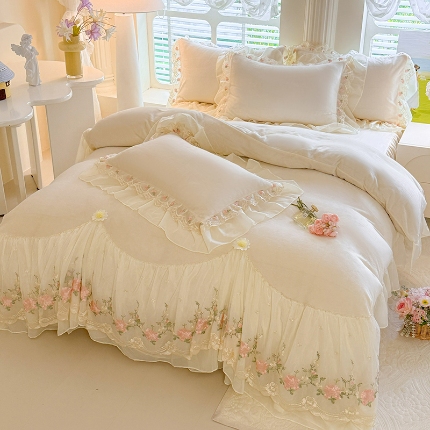 91家纺网 家纺一手货源 找家纺 苏米娜2025秋冬新款230g法式公主风全消光牛奶绒床裙款四件套纯色蕾丝花边刺绣床盖款四件套 欧若拉- 香芋紫 