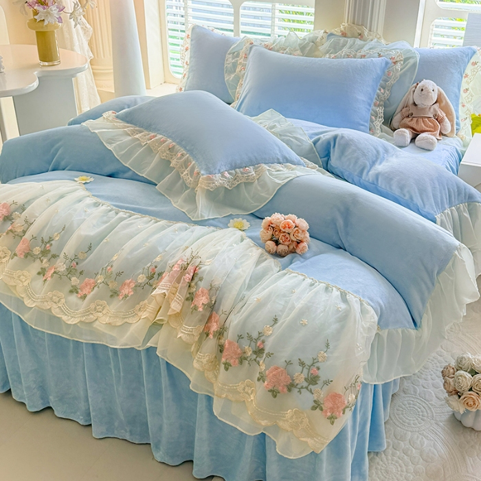 91家纺网 家纺一手货源 找家纺 （总）苏米娜2025秋冬新款230g法式公主风全消光牛奶绒床裙款四件套纯色蕾丝花边刺绣床盖款四件套