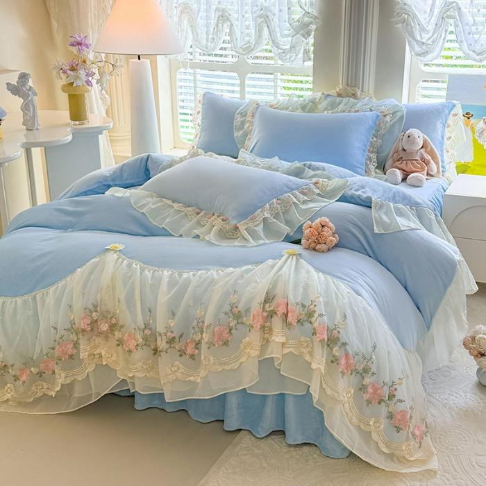 91家纺网 家纺一手货源 找家纺 苏米娜2025秋冬新款230g法式公主风全消光牛奶绒床裙款四件套纯色蕾丝花边刺绣床盖款四件套 欧若拉-梦幻蓝