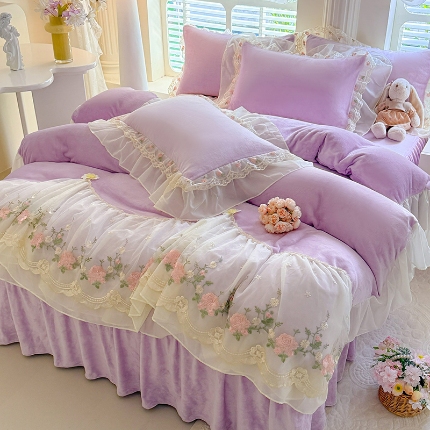 苏米娜2025秋冬新款230g法式公主风全消光牛奶绒床裙款四件套纯色蕾丝花边刺绣床盖款四件套 欧若拉- 香芋紫 