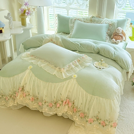苏米娜2025秋冬新款230g法式公主风全消光牛奶绒床裙款四件套纯色蕾丝花边刺绣床盖款四件套 欧若拉-新芽绿