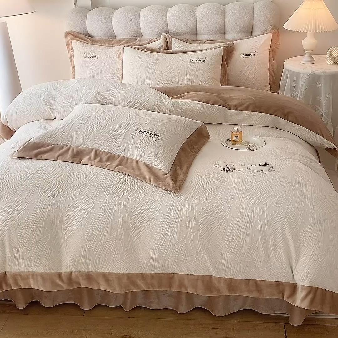 91家纺网 家纺一手货源 找家纺 苏米娜2025年新款全消光加厚牛奶绒轻奢简约床盖款四件套-雅致系列   雅致-奶咖 