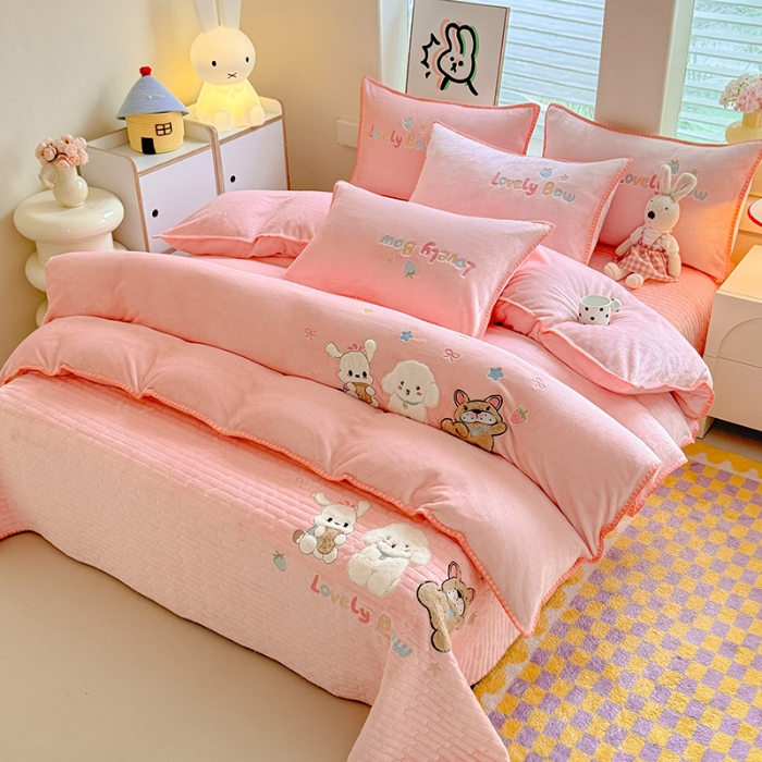 91家纺网 家纺一手货源 找家纺 苏米娜家纺2025新款230g全消光大版卡通牛奶绒兔毛贴布绣花四件套可爱卡通男孩女孩法莱绒被套三件套   欢乐兔 