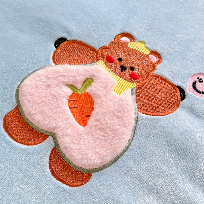 91家纺网 家纺一手货源 找家纺 苏米娜家纺2025新款230g全消光大版卡通牛奶绒兔毛贴布绣花四件套可爱卡通男孩女孩法莱绒被套三件套   笑脸熊 