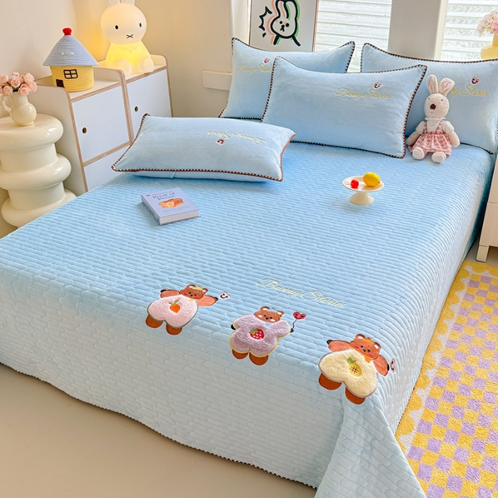 91家纺网 家纺一手货源 找家纺 苏米娜家纺2025新款230g全消光大版卡通牛奶绒兔毛贴布绣花四件套可爱卡通男孩女孩法莱绒被套三件套   笑脸熊 