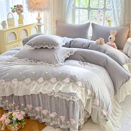 91家纺网 家纺一手货源 找家纺 （总）苏米娜2025秋冬新款230g双层绣花花边全消光牛奶绒床裙款四件套纯色蕾丝花边刺绣床裙款三件套