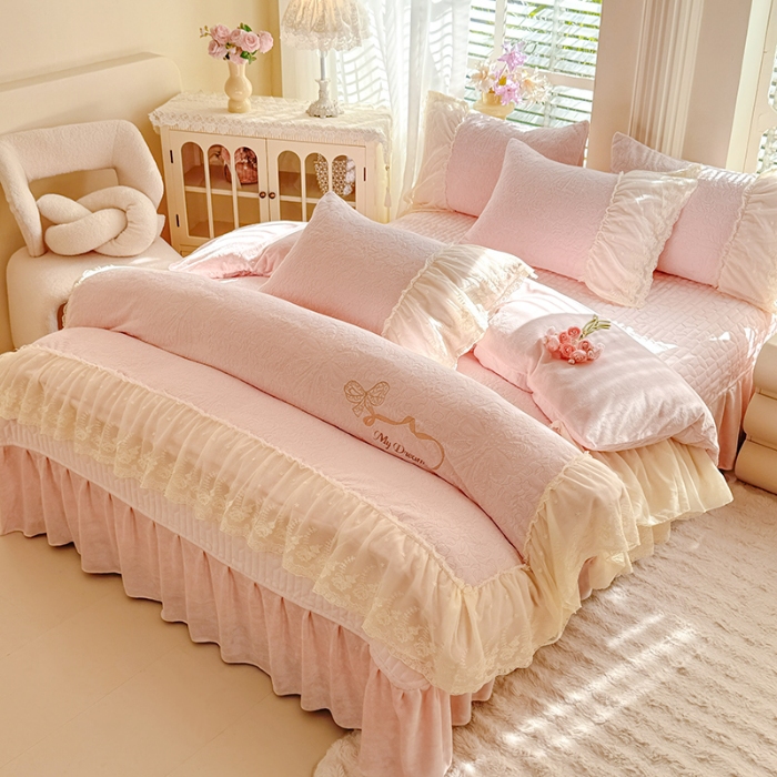 91家纺网 家纺一手货源 找家纺 苏米娜2025秋冬新款11斤230g全消光牛奶绒夹棉床盖款四件套纯色蕾丝花边刺绣床裙款床盖--安娜花园系列  安娜花园-樱花粉