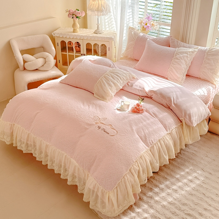91家纺网 家纺一手货源 找家纺 苏米娜2025秋冬新款11斤230g全消光牛奶绒夹棉床盖款四件套纯色蕾丝花边刺绣床裙款床盖--安娜花园系列  安娜花园-樱花粉