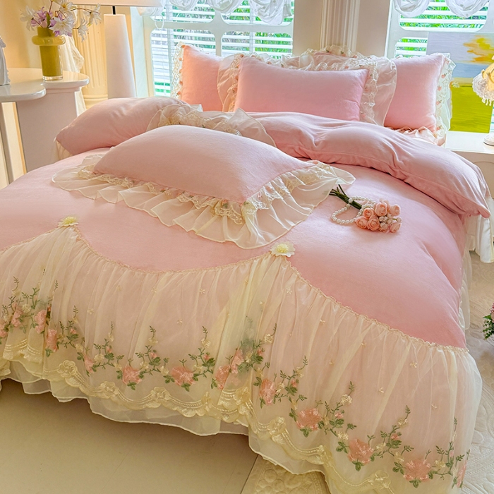 91家纺网 家纺一手货源 找家纺 苏米娜2025秋冬新款230g法式公主风全消光牛奶绒床裙款四件套纯色蕾丝花边刺绣床盖款四件套 欧若拉-樱花粉